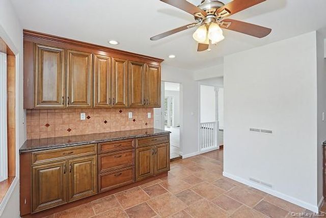 48 Link Lane, Hicksville, NY 11801