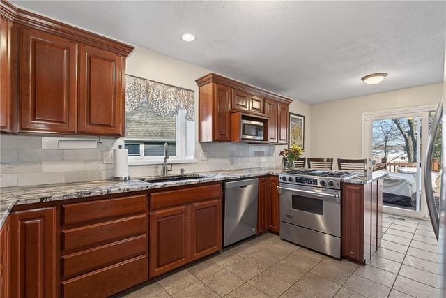 9111 W 116 Terrace, Overland Park, KS 66210