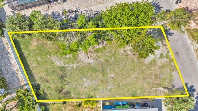 250 Fairweather LN, Fort Myers Beach, FL 33931