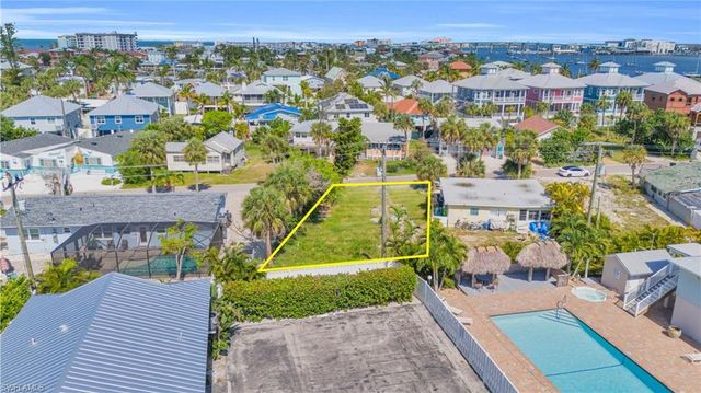 250 Fairweather LN, Fort Myers Beach, FL 33931