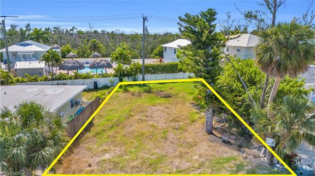 250 Fairweather LN, Fort Myers Beach, FL 33931