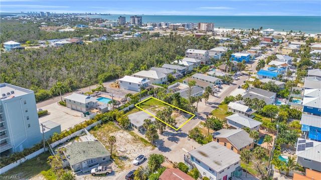 250 Fairweather LN, Fort Myers Beach, FL 33931