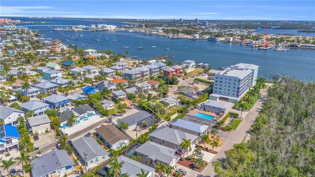 250 Fairweather LN, Fort Myers Beach, FL 33931