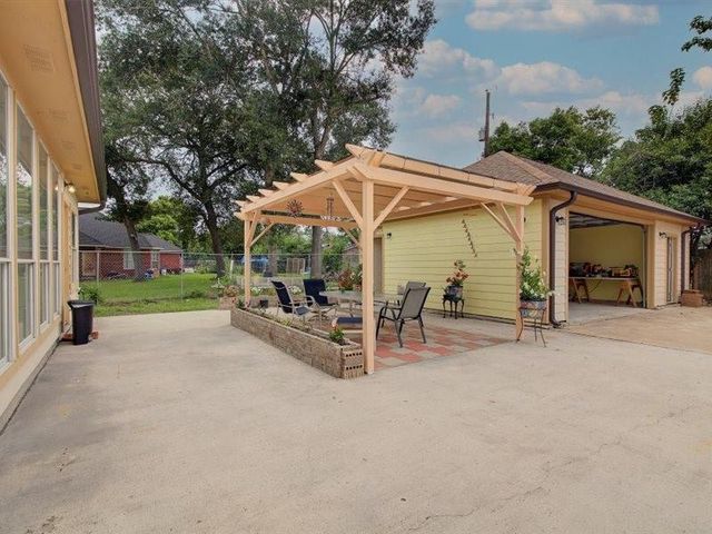 8422 Tavenor Lane, Houston, TX 77075