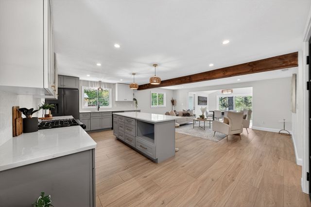 8 Topeka Rd, Chelmsford, MA 01824