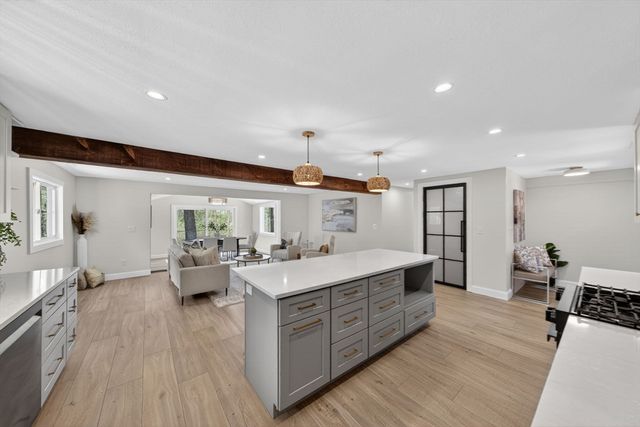 8 Topeka Rd, Chelmsford, MA 01824