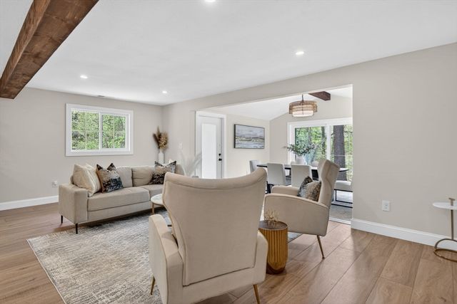 8 Topeka Rd, Chelmsford, MA 01824