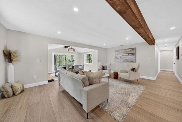8 Topeka Rd, Chelmsford, MA 01824