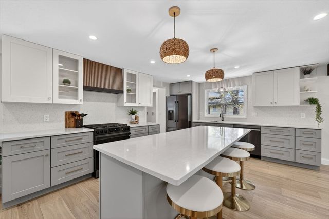 8 Topeka Rd, Chelmsford, MA 01824