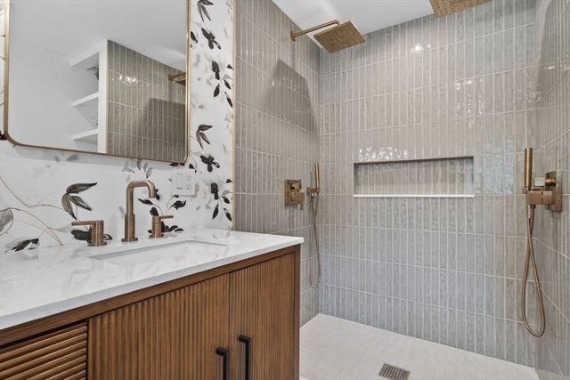 8 Topeka Rd, Chelmsford, MA 01824