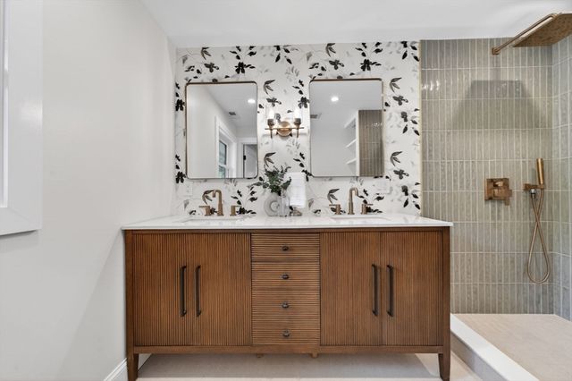 8 Topeka Rd, Chelmsford, MA 01824
