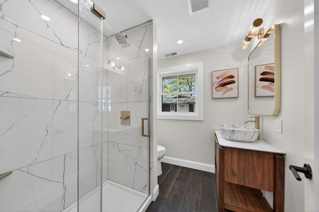 8 Topeka Rd, Chelmsford, MA 01824