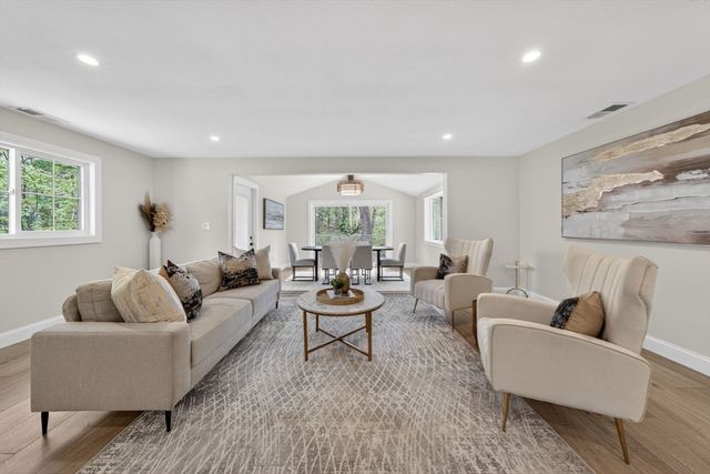 8 Topeka Rd, Chelmsford, MA 01824