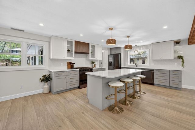 8 Topeka Rd, Chelmsford, MA 01824