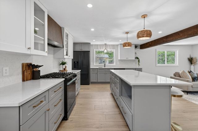 8 Topeka Rd, Chelmsford, MA 01824