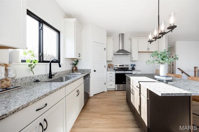 199 Grand View Hills Lane, Edwardsville, IL 62025