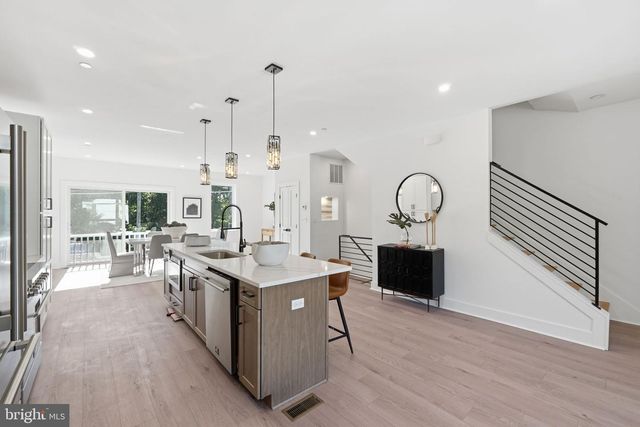 1004 50TH PL NE, Washington, DC 20019