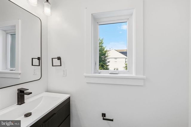 1004 50TH PL NE, Washington, DC 20019