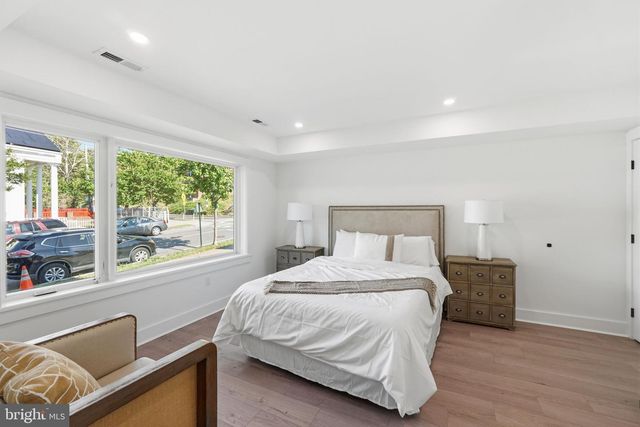 1004 50TH PL NE, Washington, DC 20019