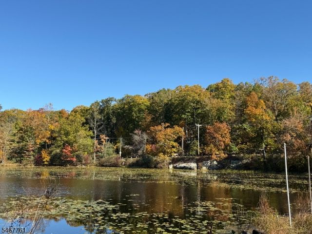 12 Hilltop Rd, Hopatcong Boro, NJ 07821