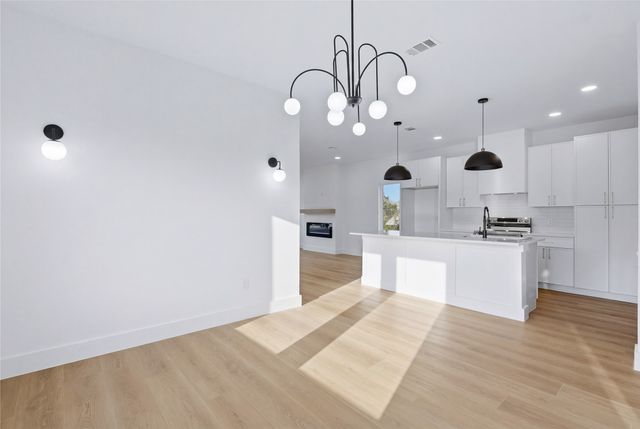 9480 Sandyland Boulevard, Dallas, TX 75217