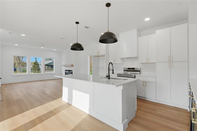 9480 Sandyland Boulevard, Dallas, TX 75217