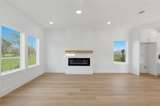 9480 Sandyland Boulevard, Dallas, TX 75217