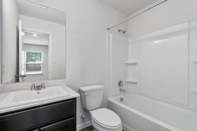 1153 Magnolia ST, Seguin, TX 78155