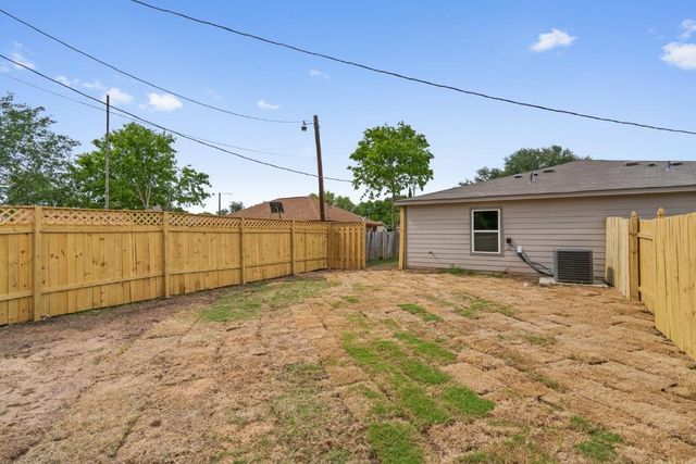 1153 Magnolia ST, Seguin, TX 78155