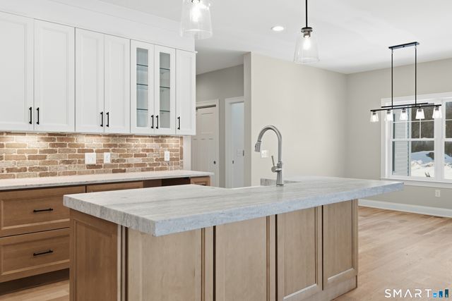 42 Holcomb Street, Simsbury, CT 06070