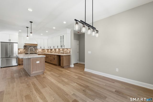 42 Holcomb Street, Simsbury, CT 06070