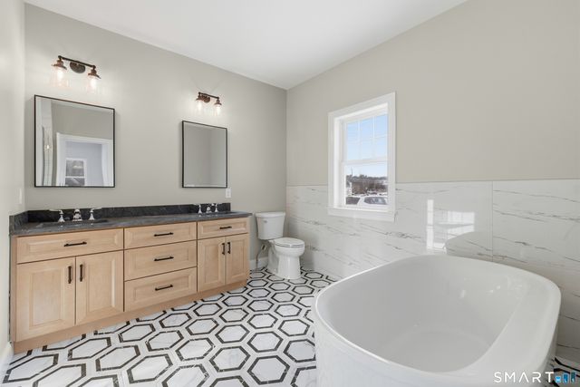 42 Holcomb Street, Simsbury, CT 06070