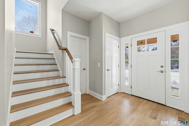 42 Holcomb Street, Simsbury, CT 06070