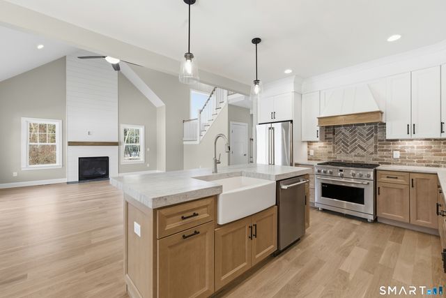 42 Holcomb Street, Simsbury, CT 06070