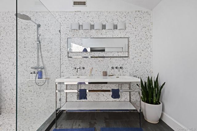 24 Quogue Riverhead Road, Quogue, NY 11959