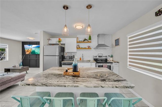 1032 NE Pine Island LN, Cape Coral, FL 33909