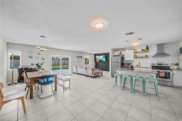 1032 NE Pine Island LN, Cape Coral, FL 33909