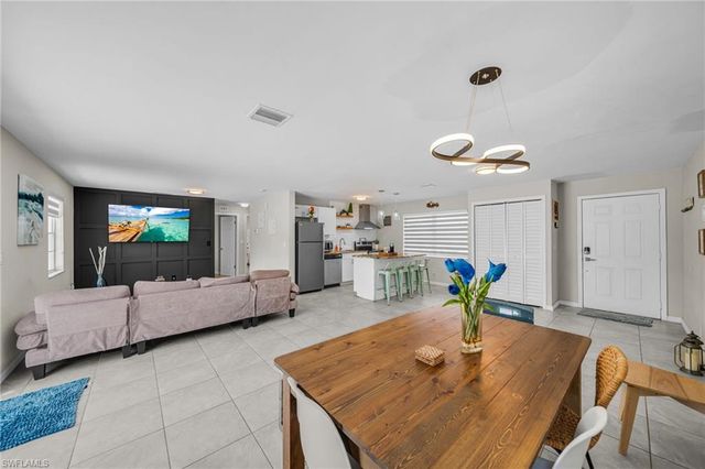 1032 NE Pine Island LN, Cape Coral, FL 33909