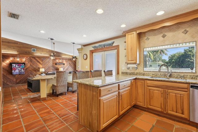 808 E Plantation Circle, Plantation, FL 33324