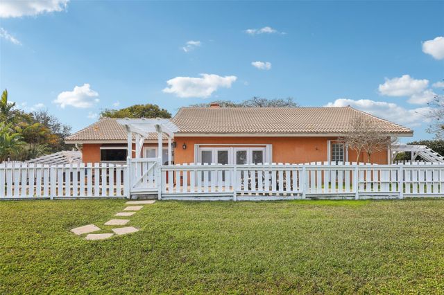 808 E Plantation Circle, Plantation, FL 33324