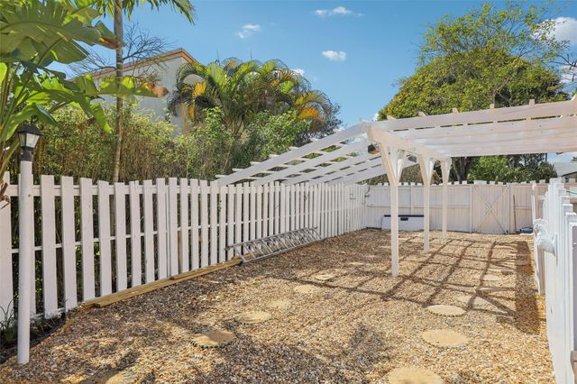 808 E Plantation Circle, Plantation, FL 33324