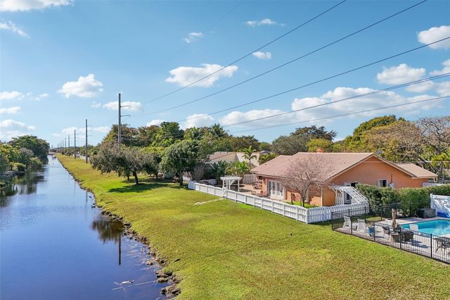 808 E Plantation Circle, Plantation, FL 33324