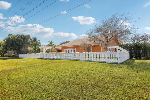 808 E Plantation Circle, Plantation, FL 33324