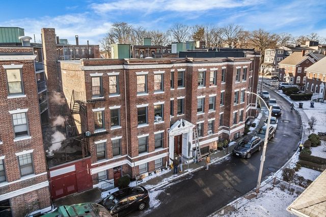 100 Lanark Rd 8, Boston, MA 02135