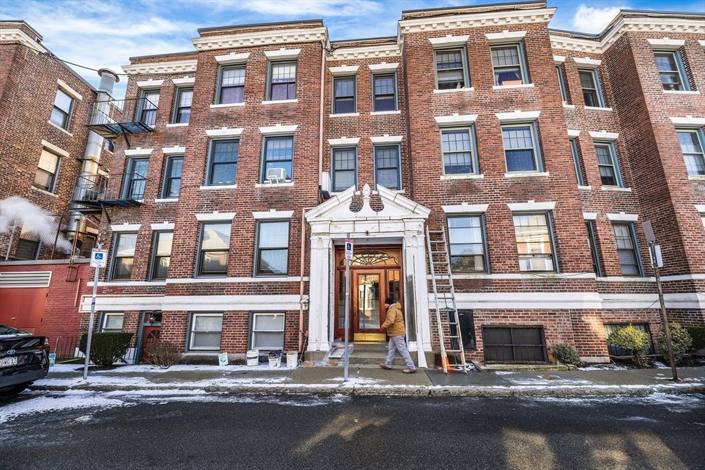 100 Lanark Rd 8, Boston, MA 02135