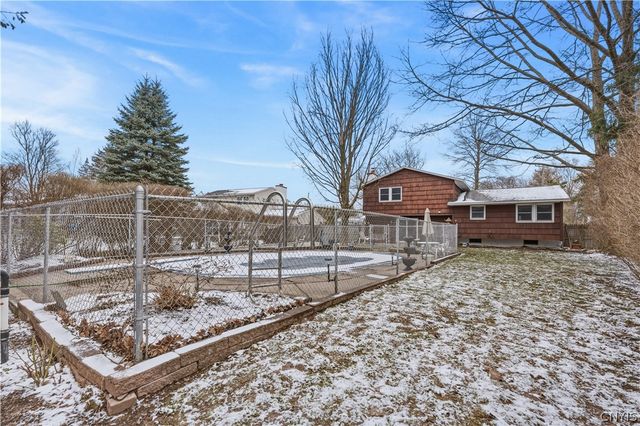 112 Merriwether Drive, Camillus, NY 13219