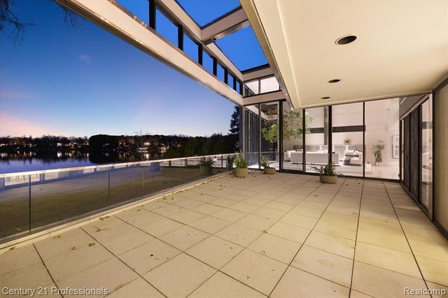 5904 Wing Lake Road, Bloomfield Hills, MI 48301