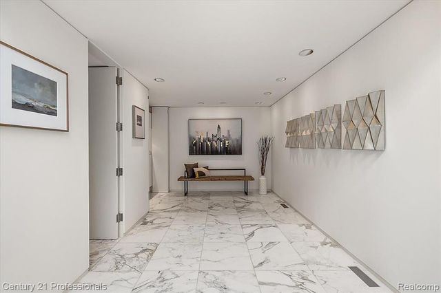 5904 Wing Lake Road, Bloomfield Hills, MI 48301