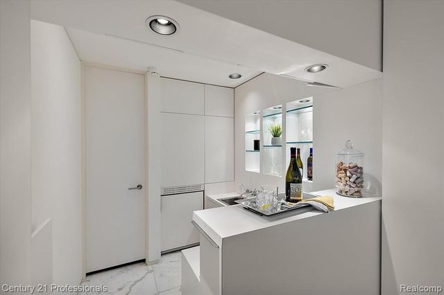 5904 Wing Lake Road, Bloomfield Hills, MI 48301