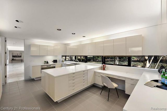 5904 Wing Lake Road, Bloomfield Hills, MI 48301